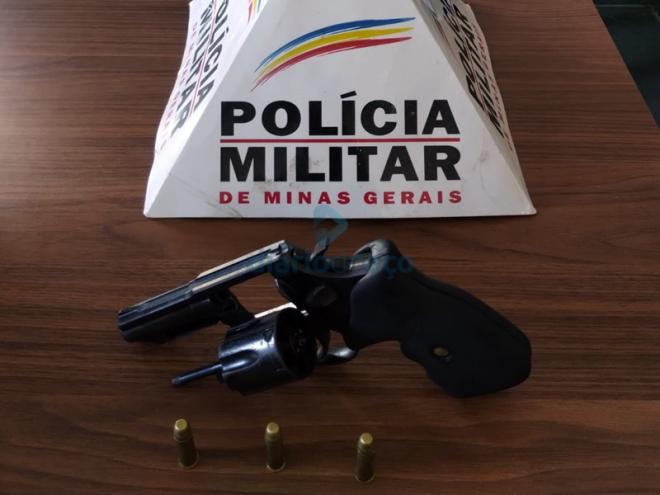  Discussão de casal resulta em apreensão de revólver em Naque