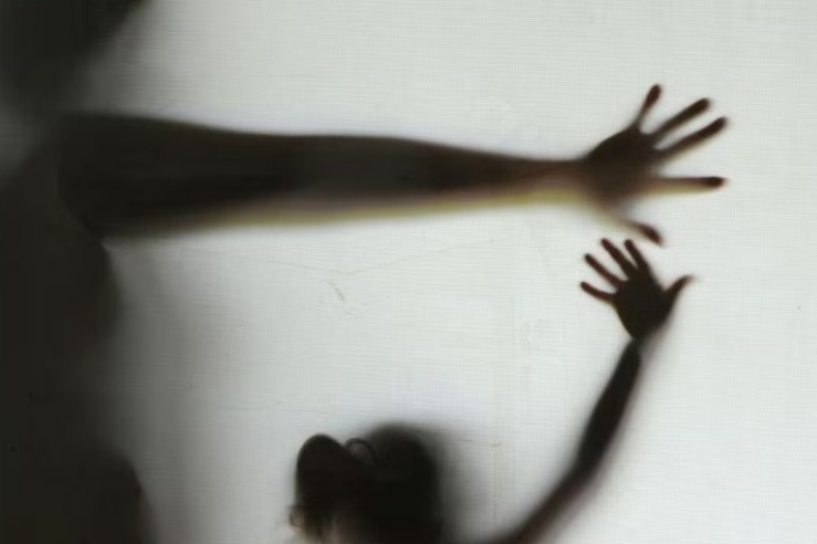 MG: pai mata e põe fogo no corpo de menina de 5 anos após ela fazer xixi no chão