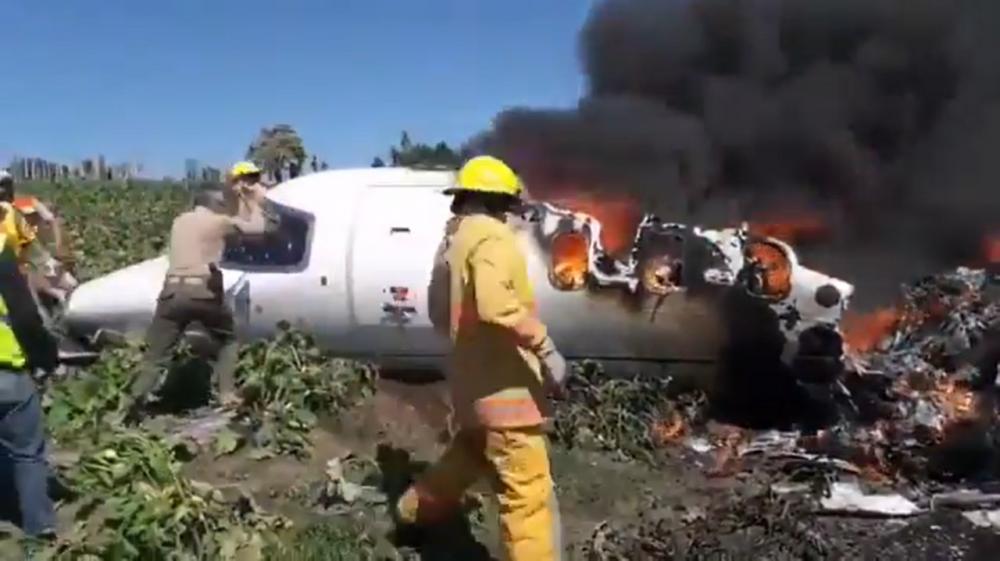 Jatinho do governo mexicano não consegue decolar, colide e pega fogo