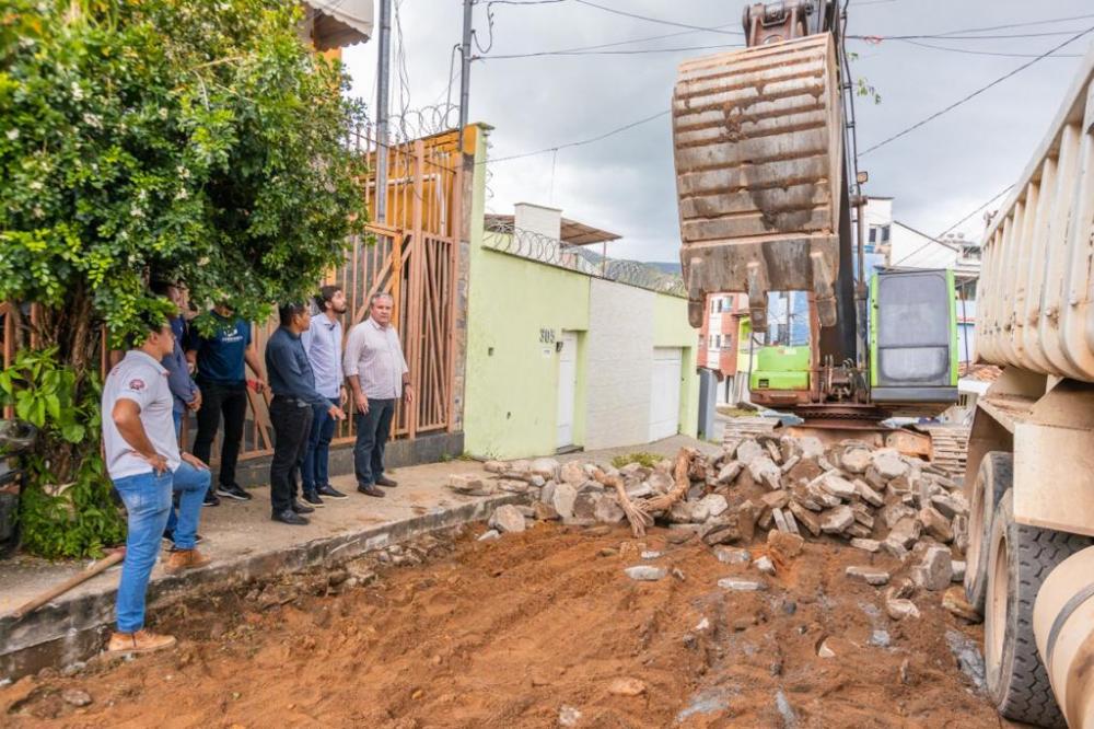 Prefeitura inicia pavimentação em mais duas vias do bairro Vila Celeste
