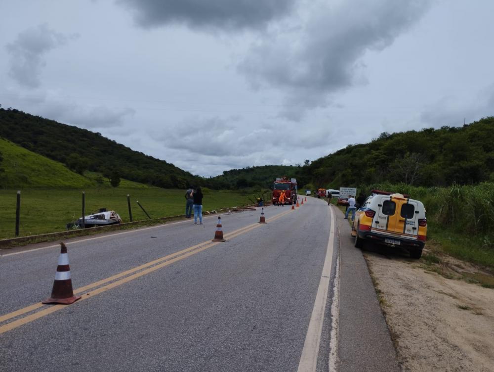 Acidente entre caminhão carregado com combustível e van, deixa uma criança morta na br-259