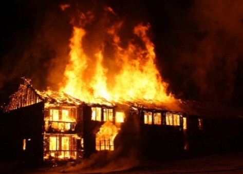 Incêndio destrói oficina de motos em São João do Oriente