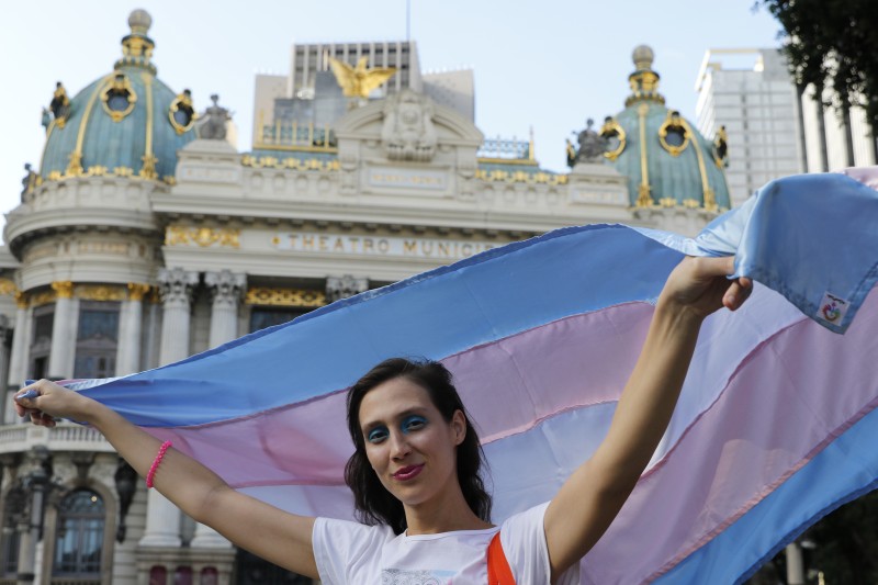 Artista lírica trans que cantava escondida diz que “a voz me moldou”