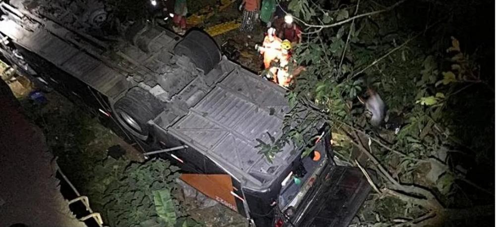 Ônibus com time de adolescentes cai de ponte e deixa mortos e feridos em Minas 