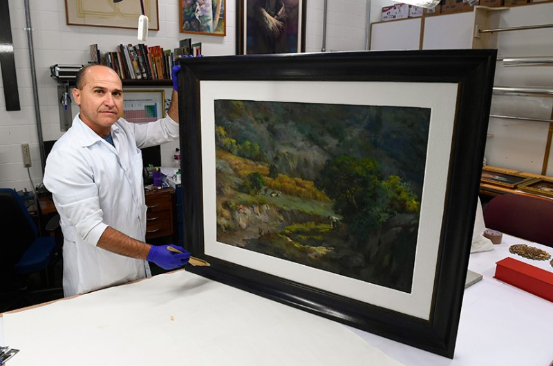 Primeira obra restaurada depois da depredação volta a ser exibida no Senado