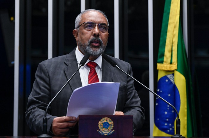 Paim presta homenagem ao ex-senador Abdias Nascimento