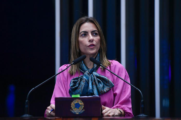 Soraya Thronicke presta homenagem a Major Olímpio