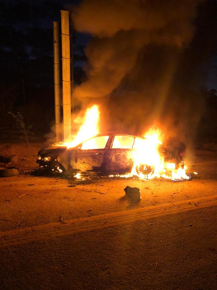 Homem morre após colisão entre dois carros e moto na BR-116, em Governador Valadares; vítima foi arremessada para margem da rodovia