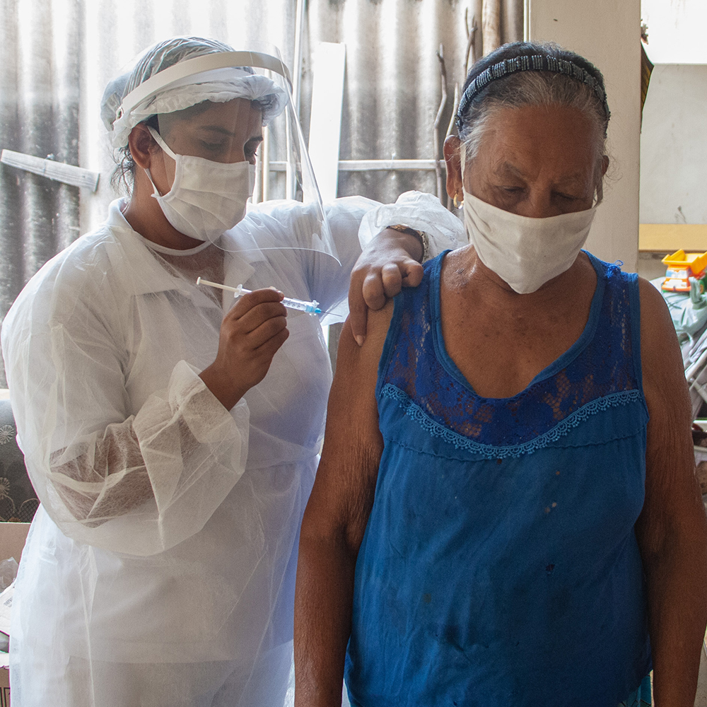 Idosos de Ipatinga recebem segunda dose de imunizantes contra Covid-19