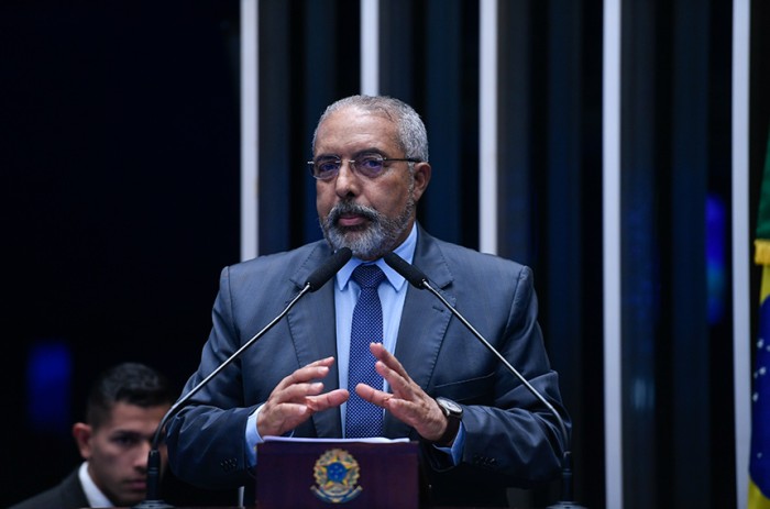 Juros altíssimos paralisam a economia e a produção nacional, diz Paim