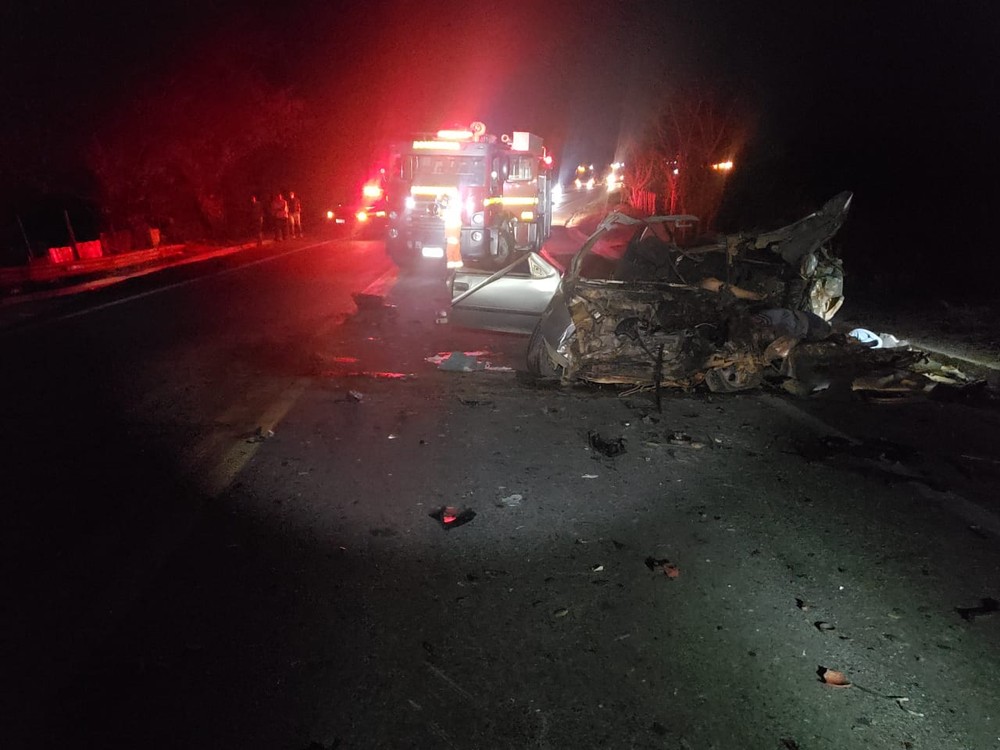 Dois adultos e uma criança morrem em acidente entre carro e caminhão na BR-381, em Governador Valadares