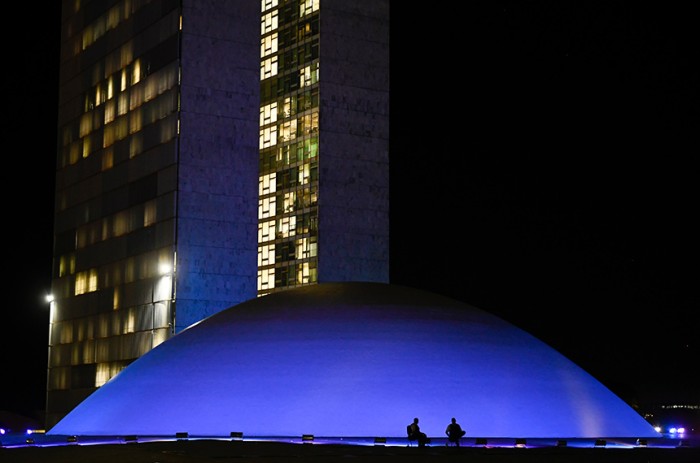 Senado fica azul, verde e vermelho esta semana para conscientizar sobre doenças
