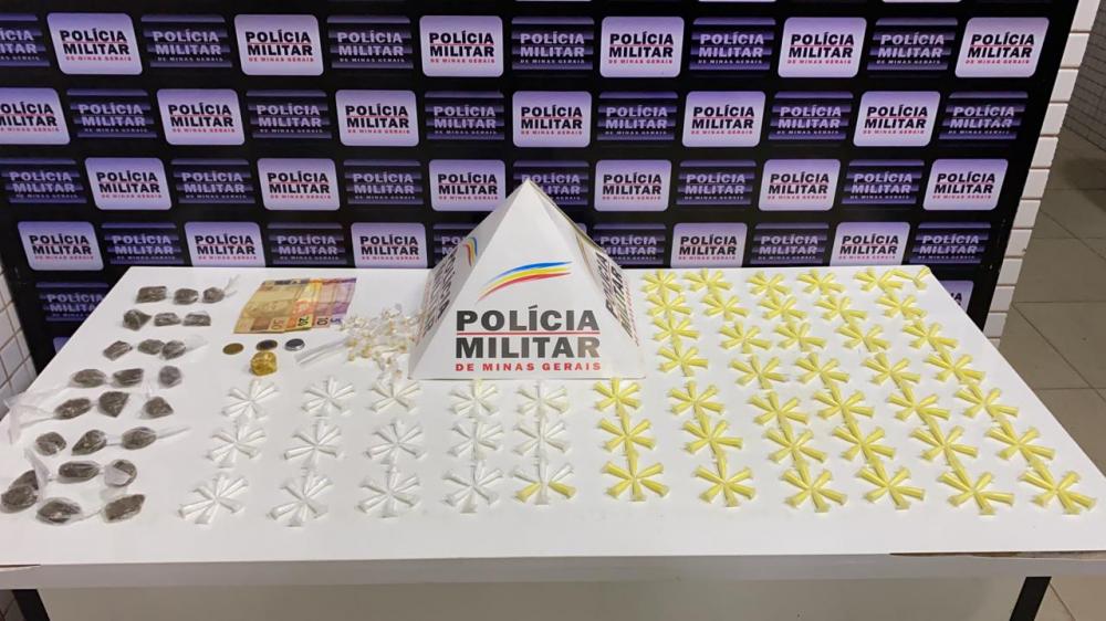Dois homens são presos com mais de 300 pinos de cocaína após denúncia anônima