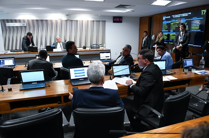 Comissão aprova convite a Flávio Dino para esclarecer decreto de armas