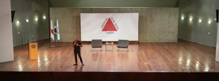Ex-catador de latinhas faz palestra sobre positividade para servidores mineiros