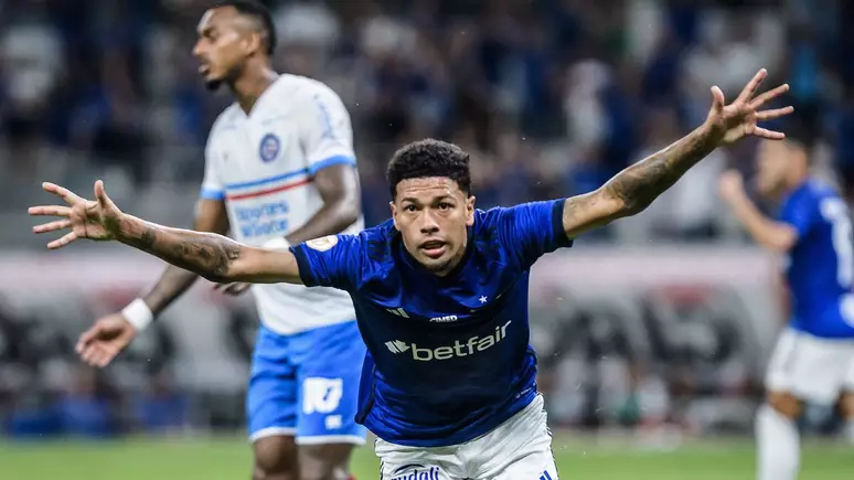 Cruzeiro vence Bahia e se afasta da zona de rebaixamento do Brasileirão