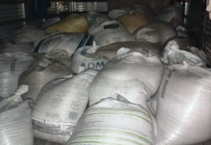 Quatro são flagrados transportando carga de café saqueada na BR-116