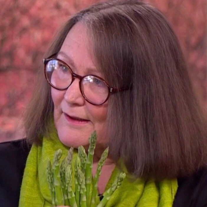 Vidente que usa aspargos faz previsões sobre próximo presidente, guerra e futebol; confira