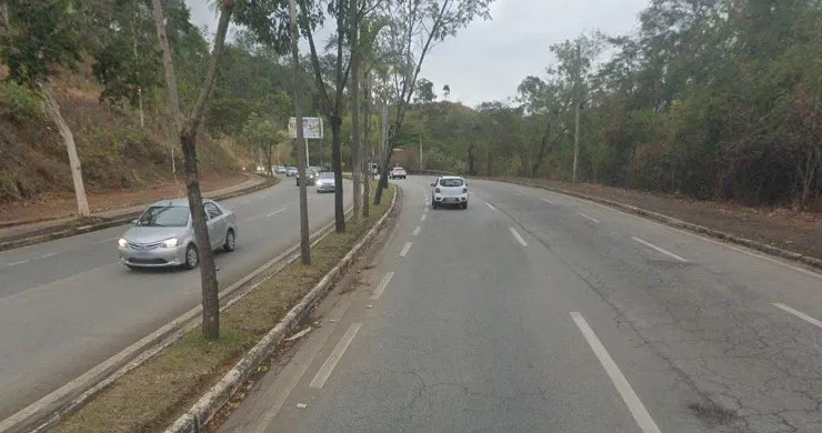 Motorista passa mal e capota carro no 'Morro da Usipa' em Ipatinga