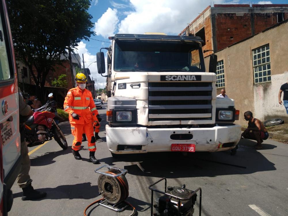 Adolescente fica ferido em acidente entre carreta e bicicleta