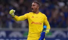 Goleiro do Cruzeiro se pronuncia após vídeo em festa com colegas 