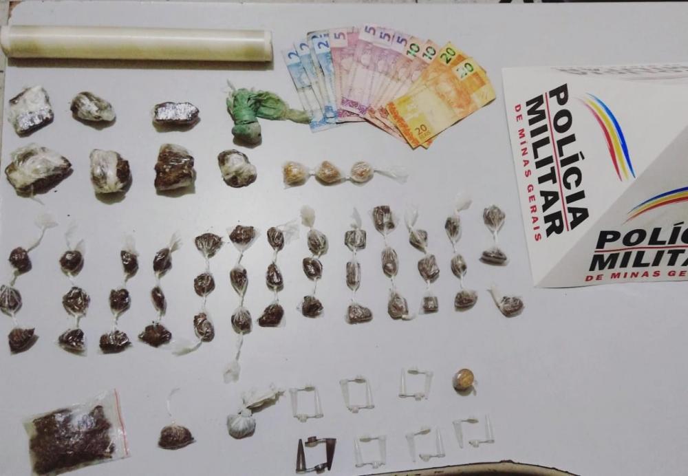 Três pessoas são detidas com pouco mais de 40 buchas de maconha e outros materiais em Ipatinga
