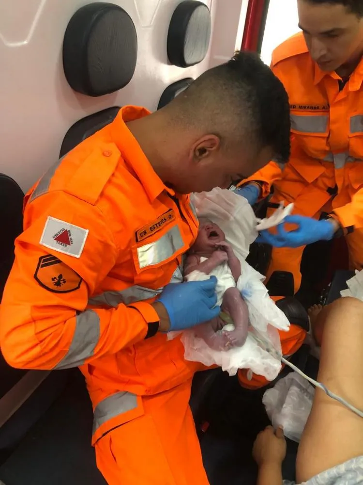 Bombeiros realizam parto de emergência em ambulância