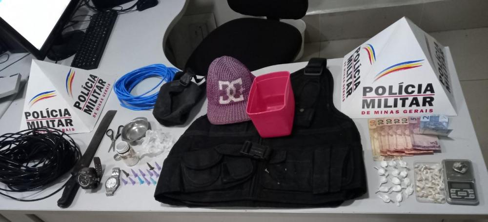 Idoso, jovem e dois menores são detidos por tráfico de drogas em Ipatinga