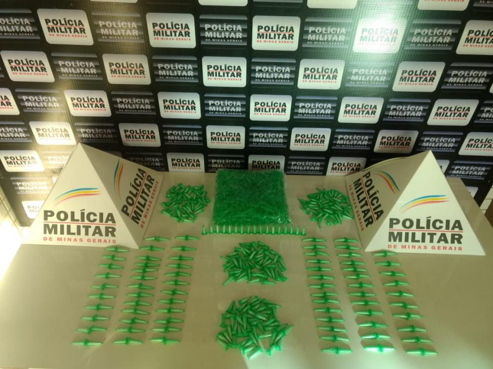 Polícia apreende mais de 300 pinos com cocaína durante operação